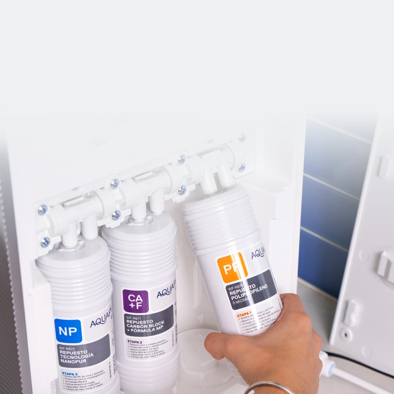 Mano de mujer instalando filtros de Aquapur en su hogar