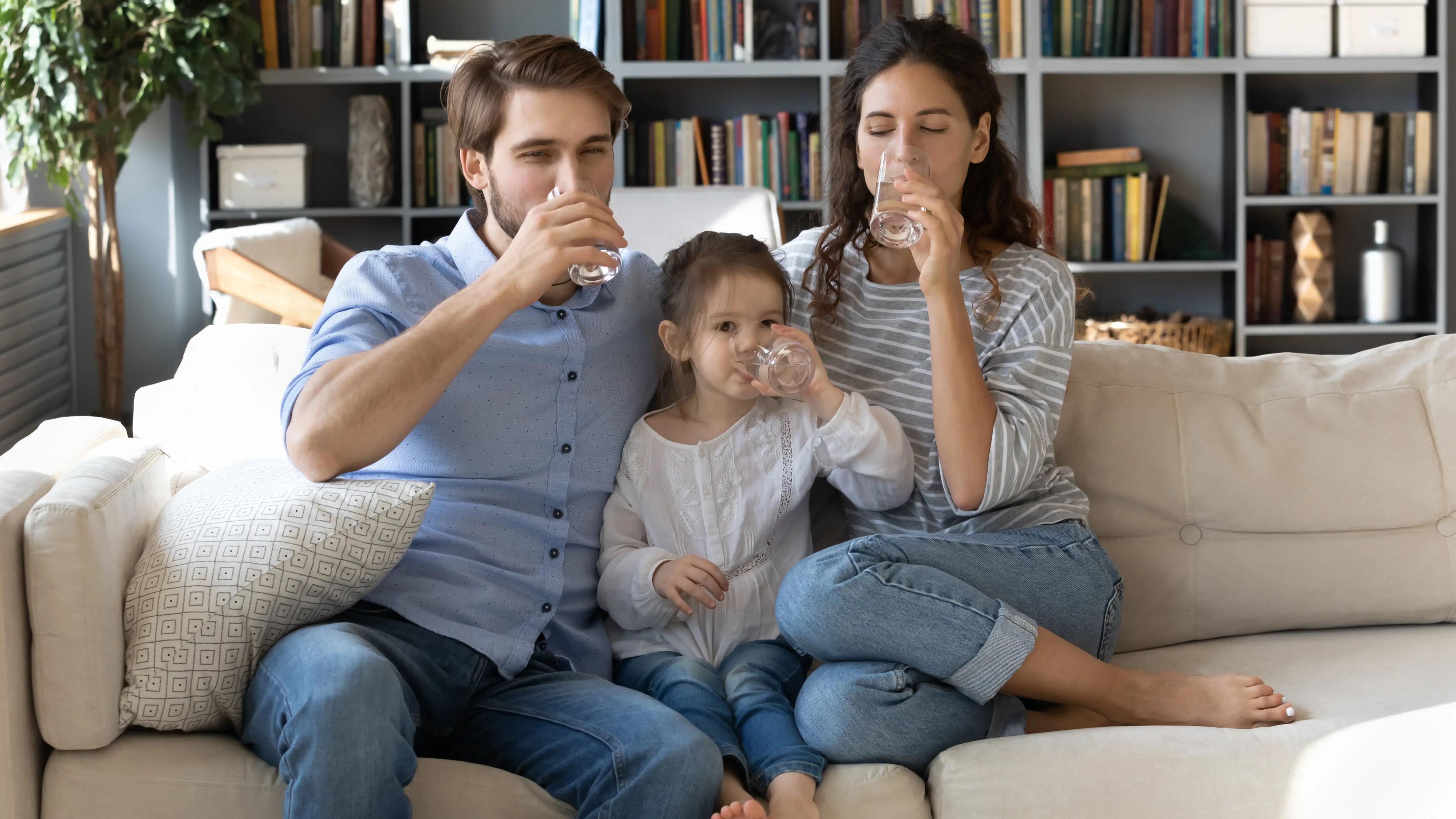 Familia tomando agua purificada